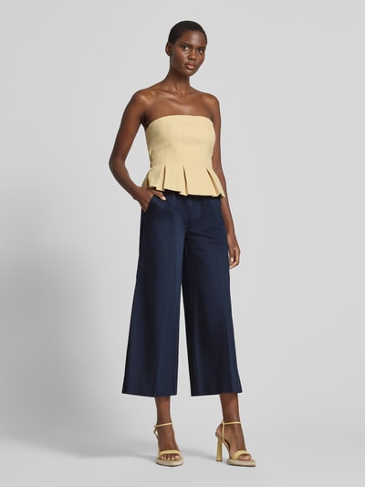 Frauenmodel trägt dunkelblaue Culotte mit Eingrifftaschen, Bügelfalten und Wide Leg aus Baumwoll-Mix mit Stretch-Anteil, Modell 'Jenny' von TONI, Bundweite 38 cm, Innenbeinlänge 68 cm, Ganzkörperansicht von vorne.
