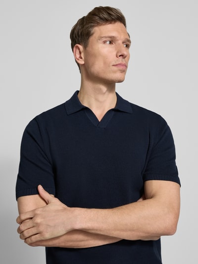 Männermodel trägt Regular Fit Poloshirt mit gerippten Abschlüssen von MCNEAL in Dunkelblau, reine Baumwolle, Nahaufnahme Oberkörper.
