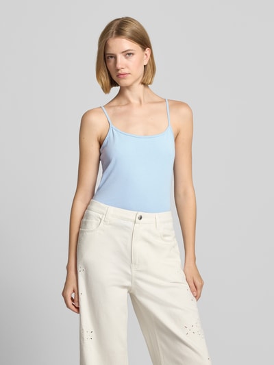 Kobiece modelka nosi Slim Fit Top aus Baumwoll-Mix od s.Oliver RED LABEL w jasnoniebieskim kolorze, gładka tekstura, widok całej sylwetki z przodu.