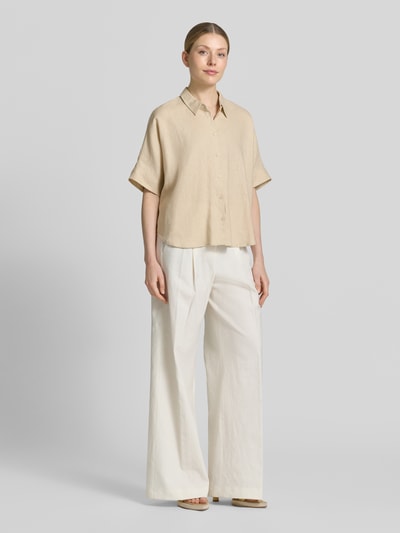 Frauenmodel trägt Leinenbluse mit Hemdblusenkragen von Comma aus Leinen-Mix mit Lyocell-Anteil, Loose-Fit, Knopfleiste, Ganzkörperansicht von vorne.