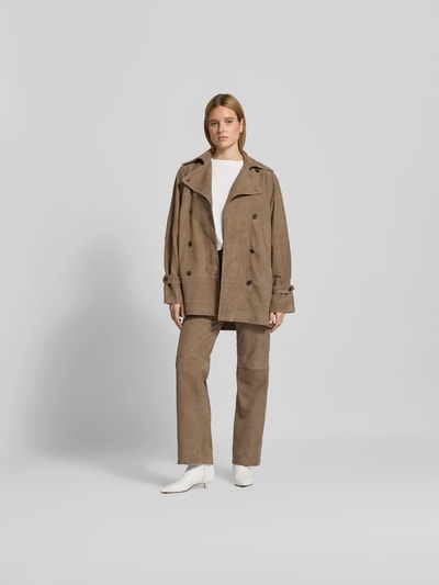 Frauenmodel trägt Stoffhose aus echtem Ziegenvelours von ROTATE in Beige, Straight Fit, 5-Pocket-Design, Ganzkörperansicht von vorne.