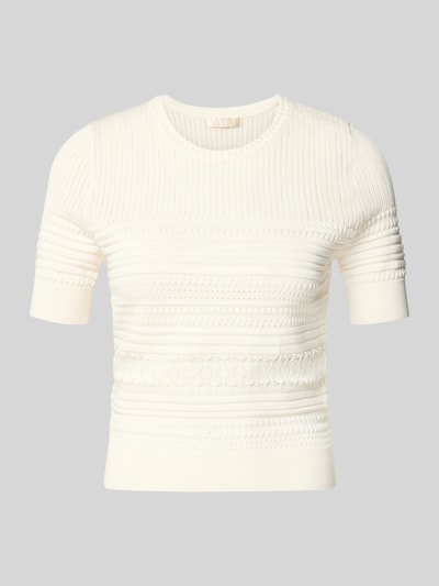 Produktfoto, T-Shirt in Strick-Optik mit Rundhalsausschnitt von Guess in Creme, feine Rippstruktur, körpernah geschnitten, gerippte Abschlüsse, Material-Mix mit Viskose-Anteil, mittellange Ärmel