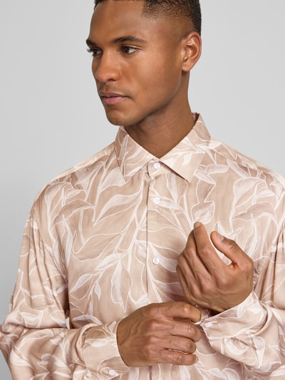 Männermodel trägt Loose Fit Business-Hemd aus Viskose Modell 'Matty' von JOOP! Collection mit Allover-Look, Kentkragen, Knopfleiste, Nahaufnahme Oberkörper.