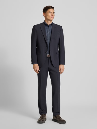 Männermodel trägt Slim Fit Businesshemd aus reiner Baumwolle von Profuomo mit Cutaway-Kragen und Sportmanschetten, Ganzkörperansicht von vorne.