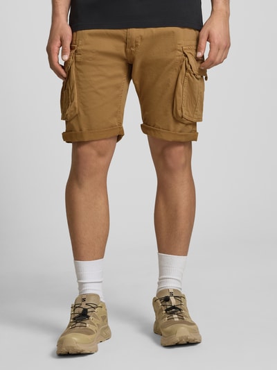 Männermodel trägt Shorts mit Cargotaschen Modell 'CREW SHORT' von Alpha Industries aus Baumwoll-Elasthan-Mix in Regular-Fit, Herren, Bundweite 44 cm, Innenbeinlänge 22 cm, Ganzkörperansicht von vorne.