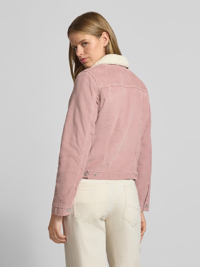 Vrouwenmodel draagt Regular fit jeansjack van katoen model 'ORIGINAL SHERPA TRUCKER' van Levi's® 300 in lichtroze, dames jeansjack, volledige lichaamsweergave achteraan.
