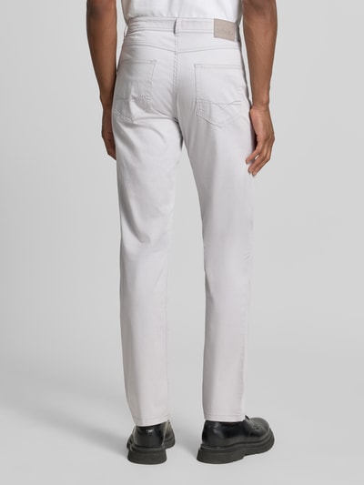 Männermodel trägt Hose mit Eingrifftaschen von Christian Berg Men aus Baumwoll-Elasthan-Mix in Slim-Fit, helles Grau, Ganzkörperansicht Rückansicht. Bundweite bei Größe 32/32: 43 cm, Innenbeinlänge: 80 cm, Gesäßtaschen.