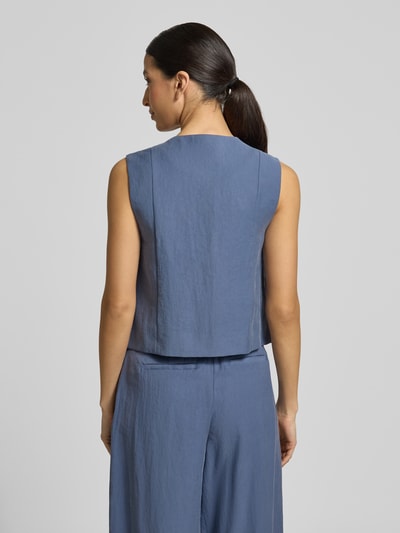 Frauenmodel trägt Weste aus Viskose-Mix Modell 'Frode' von MSCH Copenhagen in Blau mit Gerader-Schnitt und Leistentaschen, Ganzkörperansicht Rückansicht. Rückenlänge 48 cm, Schulterbreite 35 cm, Brustweite 45 cm.