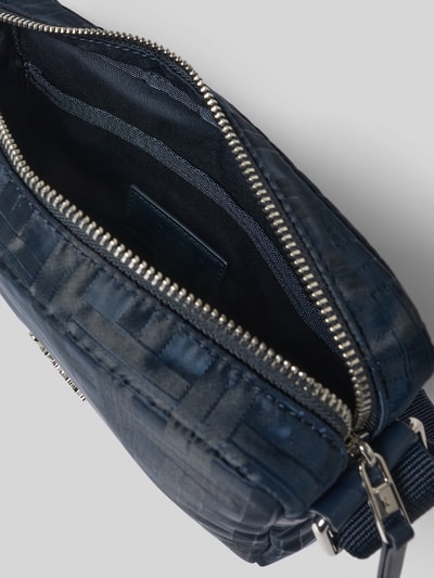 Produktfoto, Crossbody Bag mit Rundum-Reißverschluss von Kenzo in Dunkelblau mit Label-Applikation, sichtbare Textur, Hauptfach geöffnet