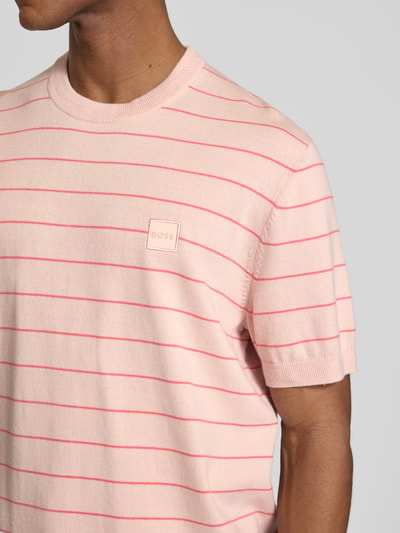 Männermodel trägt Regular Fit T-Shirt aus Baumwoll-Kaschmir-Mix Modell 'KANACHO' von BOSS Orange mit Optik:Allover-Muster, gestreift, Label-Patch, Rundhals, Kurzarm, Feinstrick, Nahaufnahme Oberkörper
