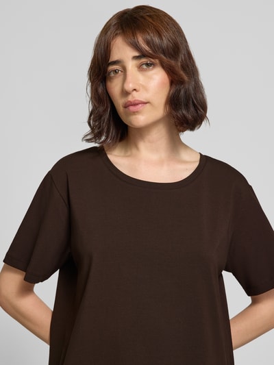 Frauenmodel trägt T-Shirt mit Spitze Modell 'SURE' von FREE/QUENT in Dunkelbraun, Baumwoll-Elasthan-Mix, Nahaufnahme Oberkörper.