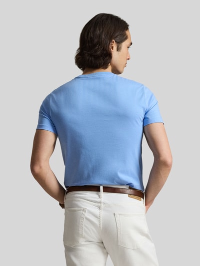 Männermodel trägt Regular Fit T-Shirt aus reiner Baumwolle von Polo Ralph Lauren in Hellblau, unifarben, Rundhals, Ganzkörperansicht Rückansicht.