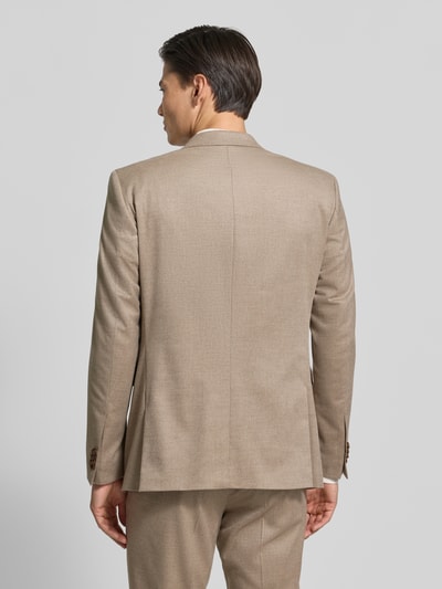 Männermodel trägt Slim Fit Sakko mit Viskose-Anteil Modell 'Colvin' von CG – CLUB of GENTS in Beige, glatte Textur, Ganzkörperansicht Rückansicht.