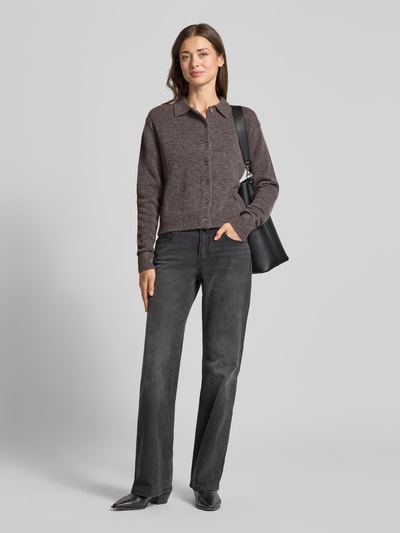 Vrouwenmodel draagt Strickjacke aus Kaschmir-Mix mit Lanawoll-Anteil Modell 'Gina' van 0039 Italy in bruin, regular fit, geribde afwerkingen, lange mouwen, volledige knoopsluiting, overhemdkraag, gecombineerd met grijze jeans, Ganzkörperansicht van voren.