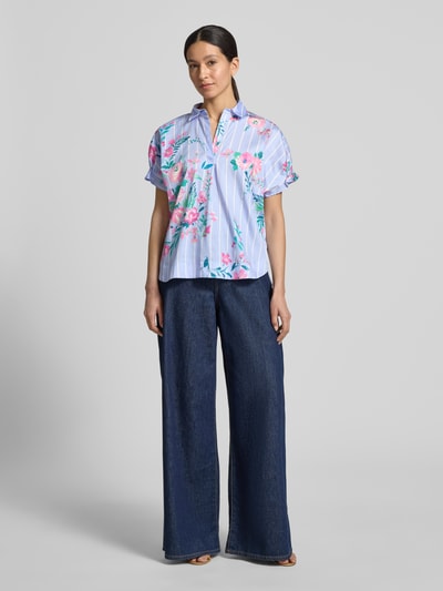 Kobiece model nosi Regular Fit Bluse aus Baumwolle im Allover-Look von Milano Italy, niebiesko-różowy wzór, krój regular fit, kołnierzyk koszulowy, czysta bawełna, długość tyłu w rozmiarze 36: 62 cm, długość rękawa: 4 cm, przód, widok całej sylwetki.