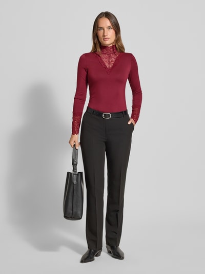 Vrouwenmodel draagt Slim Fit Longsleeve uit lyocell-mix model 'Marica' van Soyaconcept, rood met kantdetails, v-hals, vooraanzicht volledige lichaamsopname.