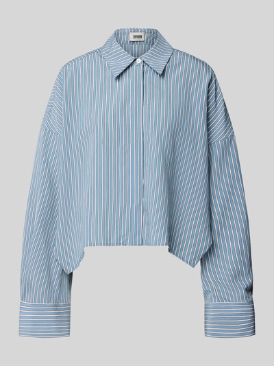 Produktfoto, Relaxed Fit Bluse aus Viskose-Mix Modell 'OSHIA' von Drykorn, niebieskie i białe paski, kołnierzyk koszulowy, ukryta lista guzików, długość tyłu w rozmiarze 36: 59 cm, długość rękawa w rozmiarze 36: 65 cm