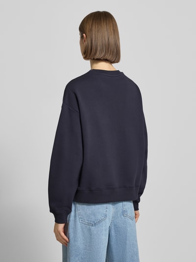 Frauenmodel trägt Relaxed Fit Sweatshirt aus reiner Baumwolle von Marc O'Polo Denim in Optik: Unifarben, Ganzkörperansicht Rückansicht.