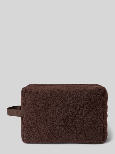 Produktfoto, kosmetyczka 'Kosmetiktasche aus Teddyfell' od Studio Noos w kolorze ciemnobrązowym, futerko, Główna przegroda z zamkiem błyskawicznym, Uchwyt z boku, przegródka wewnętrzna zapinana na zamek błyskawiczny, detal z logo