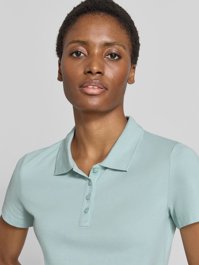 Frauenmodel trägt Regular Fit Poloshirt aus reiner Baumwolle von Tom Tailor in zartem Mintgrün, feine Struktur, Nahaufnahme Oberkörper, Damen Poloshirt von Tom Tailor
