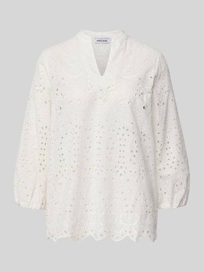 Produktfoto, weiße Regular Fit Bluse mit Lochstickerei aus Baumwoll-Mix von More & More, V-Ausschnitt, mittellange Ärmel, strukturierte Oberfläche