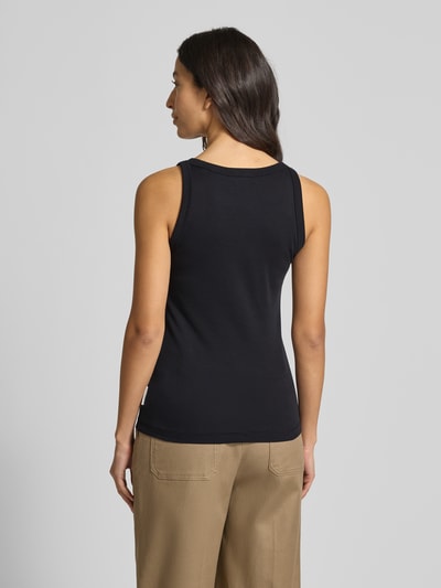 Kobiece modelka nosi Shaped Fit Top z prążkowanego dżerseju z okrągłym dekoltem od Marc O'Polo, efekt: jednolity kolor, szerokie ramiączka, materiał: czysta bawełna, długość tyłu w rozm. S: 59 cm, szerokość klatki piersiowej: 34 cm, widok całej sylwetki od tyłu.