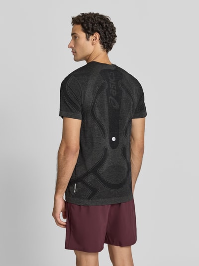 Männermodel trägt schwarzes Slim Fit RUNNING T-Shirt Modell 'ROAD' von ASICS mit metallic Label-Print, Rückansicht, Herren T-Shirt Kontext.
