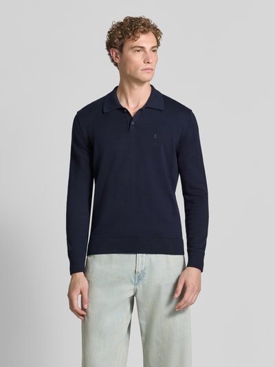 Męski model nosi koszulkę polo Slim Fit Poloshirt aus reiner Baumwolle von Armedangels w kolorze granatowym, lekka struktura, Ganzkörperansicht z przodu.