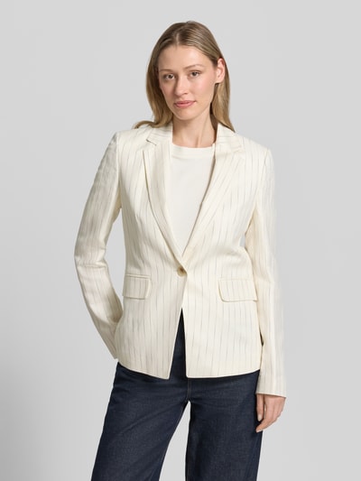 Frauenmodel trägt Slim Fit Blazer aus Leinen-Mix mit Streifenmuster von Christian Berg Woman Selection, Reverskragen, Pattentaschen, Rückenlänge 65 cm, Brustweite 44 cm, Ärmellänge 67 cm, Ganzkörperansicht von vorne.
