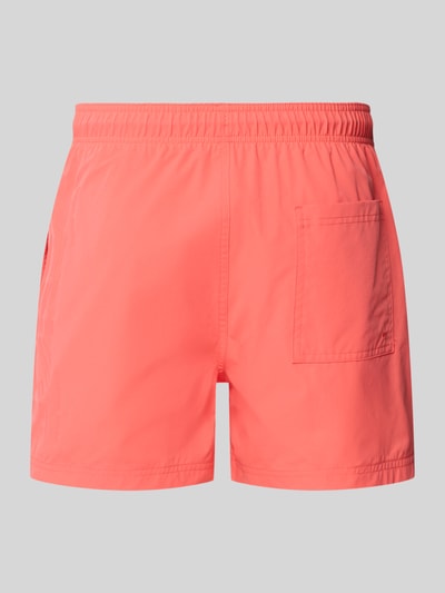 Produktfoto, Badehose mit Label-Print Modell 'MAUI WAVE' von Jack & Jones in Korallrot, elastischer Bund, Regular Fit, glatte Oberfläche
