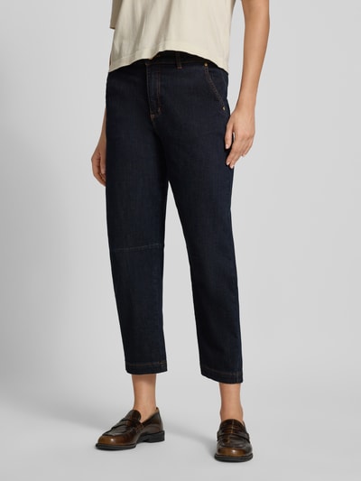 Vrouwenmodel draagt donkerblauwe Barrel Jeans uit mix van katoen van Buena Vista, Dames Barrel Jeans Ganzkörperansicht van voren.