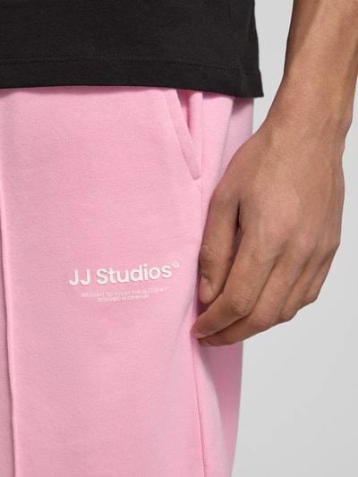 Männermodel trägt Sweatshorts mit Logo Modell 'KANE' von Jack & Jones in Rosa, Baumwoll-Mix, Nahaufnahme Oberschenkel.