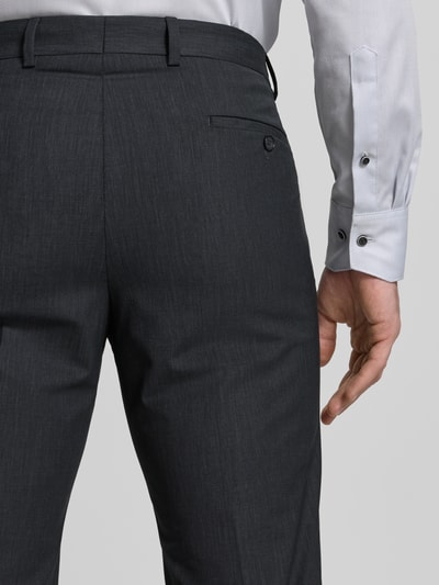 Mężczyzna nosi Regular Fit Anzug mit Schurwoll-Anteil von HECHTER PARIS, szary melanż, krój regular fit, zbliżenie na tył spodni.