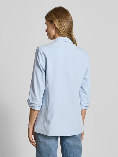 Kobiece model nosi Regular Fit Longblazer z domieszką wiskozy Model 'BOSELLA' od Pieces, jednokolorowy, z poduszkami na ramionach, rękaw 3/4, tkana faktura, widok całej sylwetki od tyłu.