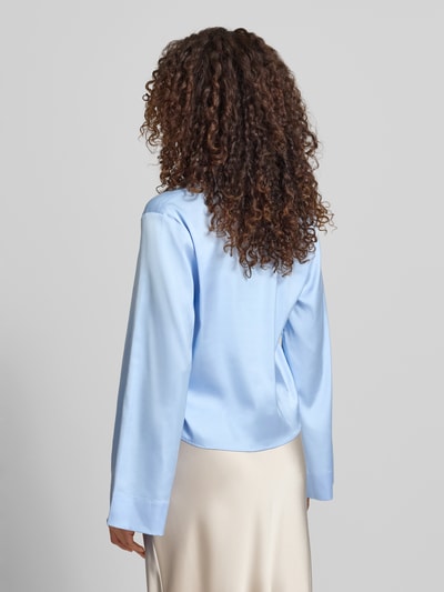 Frauenmodel trägt Regular Fit Langarmbluse mit Hemdblusenkragen Modell 'ERRIKA' von HUGO, Optik: Unifarben, Materialverarbeitung: Satin, Ganzkörperansicht Rückansicht.