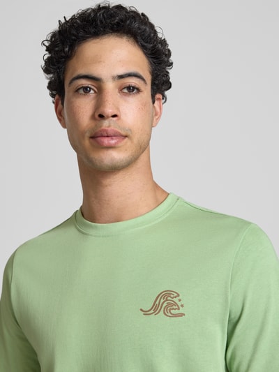 Männermodel trägt Blend Herren T-Shirt mit Motiv-Print Modell 'SUN SURF', Reine Baumwolle, Regular-Fit, Rundhalsausschnitt, Nahaufnahme Oberkörper.