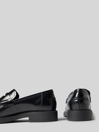 Produktfoto, glänzend schwarzer Loafer aus echtem Rindsleder Modell 'ALEX M' von Vagabond auf grauem Hintergrund, glatte Oberfläche, klare Kanten.