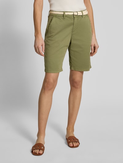 Frauenmodel trägt Regular Fit Bermudas aus Baumwoll-Mix von s.Oliver RED LABEL in Optik: Unifarben, Twill-Struktur, Ganzkörperansicht von vorne.