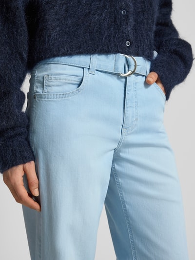 Frauenmodel trägt Jeans mit weitem Bein und Gürtel Modell 'Linn City' von Angels, hellblauer Baumwoll-Mix, Nahaufnahme Hüftbereich.