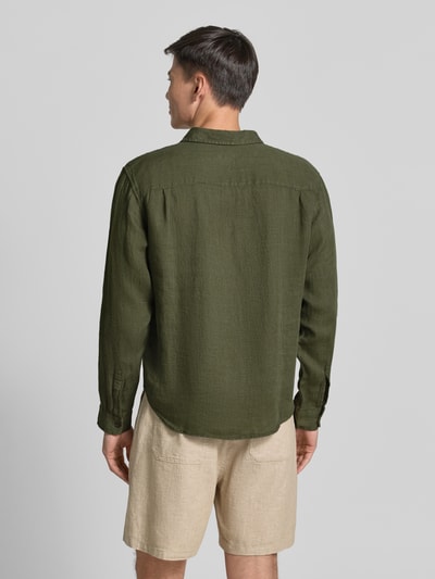Männermodel trägt Regular Fit Leinenhemd mit Kentkragen von GAP, reine Leinen, Knopfleiste, Olivgrün, Ganzkörperansicht Rückansicht.