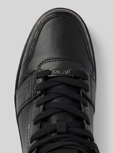 Productfoto, Sneaker uit leer-mix model 'WYSTOR' van GUESS, afgeronde pasvorm, vetersluiting, zwarte structuur, detailopname, context: heren sneaker met gestructureerde zool, hakhoogte 3 cm, schachthoogte 11 cm, schachtwijdte 10 cm.
