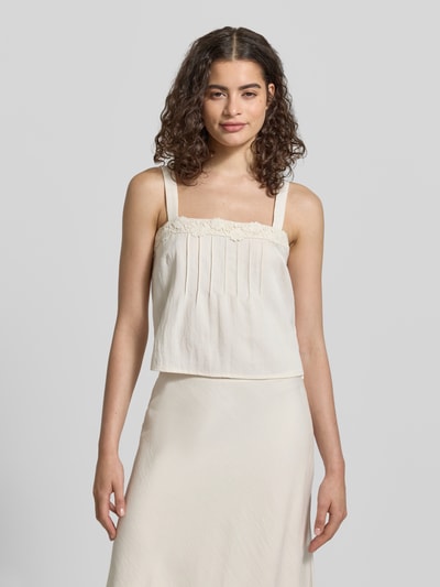 Frauenmodel trägt Cropped Blusentop mit Häkelspitze von Jake*s Casual, Lyocell-Mix mit Viskose-Anteil, Drapierungen, Ganzkörperansicht von vorne.
