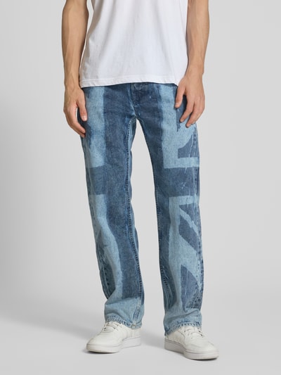 Männermodel trägt Relaxed Fit Jeans aus reiner Baumwolle Modell 'BEXLEY' von Pepe Jeans in Denim-Optik mit Maxi-Flaggen-Print, 5-Pocket-Design, Knopf und verdecktem Reißverschluss, Ganzkörperansicht von vorne.