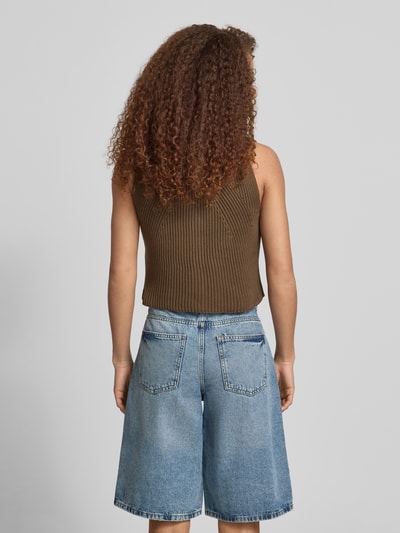Frauenmodel trägt Jeansshorts mit Eingrifftaschen Modell 'MINDIE' von Noisy May aus Reine Baumwolle, Regular-Fit, mittelblaue Farbe, Bundweite bei Größe S 39 cm, Innenbeinlänge bei Größe S 31 cm, Ganzkörperansicht Rückansicht.