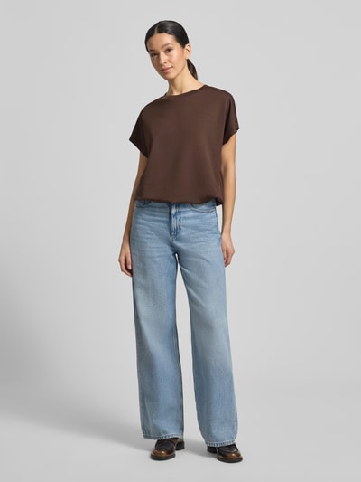 Vrouwenmodel draagt T-Shirt met Rundhalsausschnitt van Soyaconcept, bruin, regular fit, modal-mix, kapmouw, tunnelkoord, volledig lichaamsaanzicht van voren.