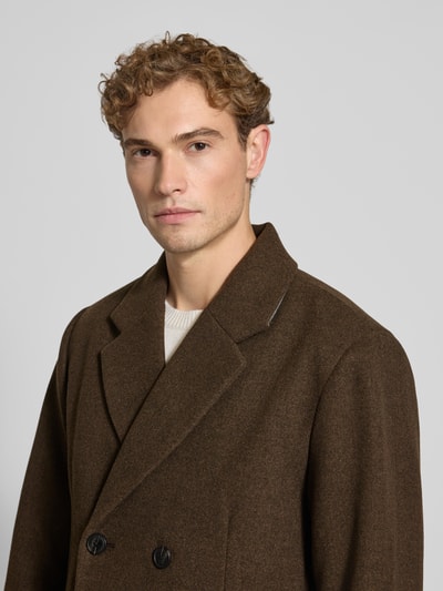 Männermodel trägt Regular Fit Mantel mit Reverskragen von Lindbergh in Braun, doppelte Knopfleiste, Nahaufnahme Oberkörper. Rückenlänge, Schulterbreite, Brustweite und Ärmellänge laut Größe M.