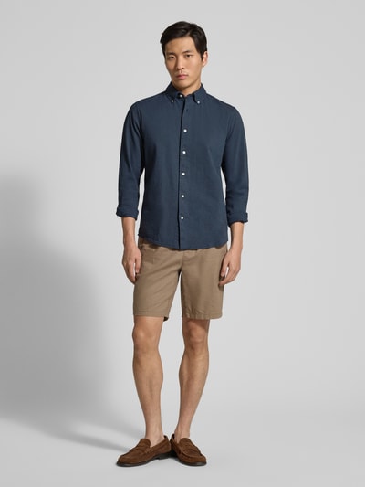 Männermodel trägt Slim Fit Freizeithemd aus reiner Baumwolle von MCNEAL in Dunkelblau, Knopfleiste, Button-Down-Kragen, Ganzkörperansicht von vorne.