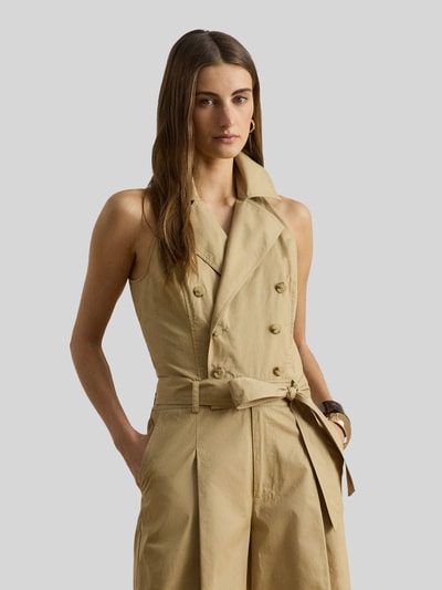 Frauenmodel trägt Regular Fit Jumpsuit aus reiner Baumwolle von Lauren Ralph Lauren in Beige mit Reverskragen, Twill-Struktur, Nahaufnahme Oberkörper