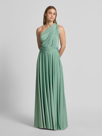 Frauenmodel trägt Maxikleid mit tiefem V-Ausschnitt von Rose Avenue in Hellgrün, Taillierter Schnitt, Taillenband, Rückenlänge 135 cm, Ganzkörperansicht von vorne.