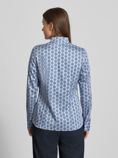 Frauenmodel trägt Slim Fit Bluse im Allover-Look mit Stehkragen von ETERNA, Rückenlänge 68 cm, Ärmellänge 61 cm, Ganzkörperansicht Rückansicht.